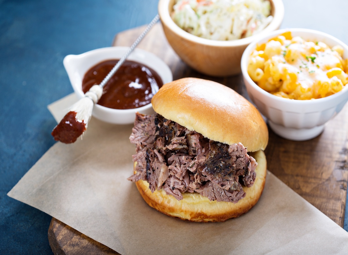 Bbq,Brisket,Sandwich,With,Mac,And,Cheese,And,Cole,Slaw