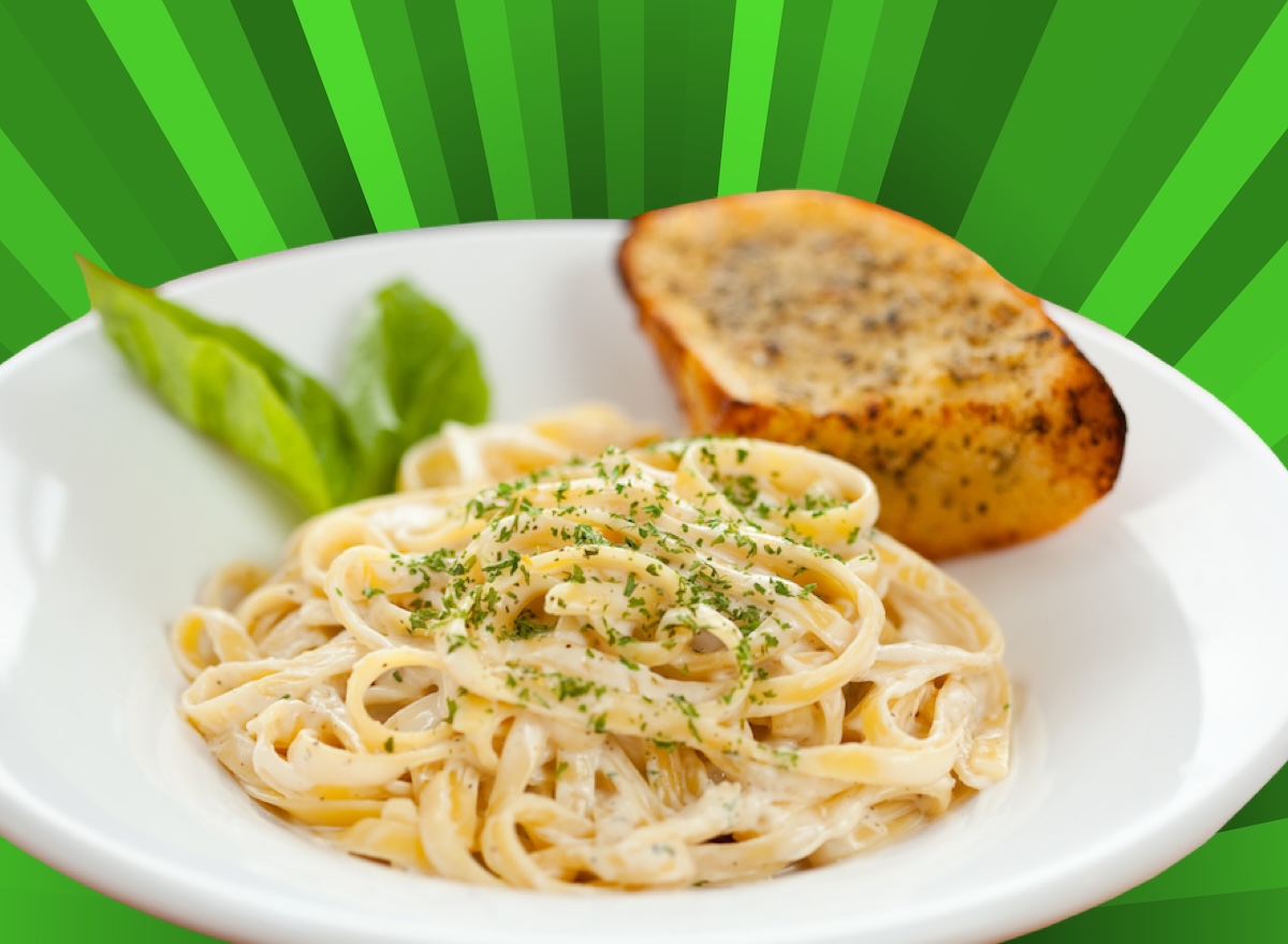 5 Chain Restaurants With the Best Fettuccine Alfredo, According to Chefs