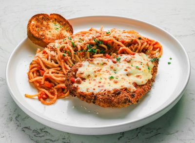 5 Chain Restaurants With the Best Chicken Parmesan and Warm Garlic Bread