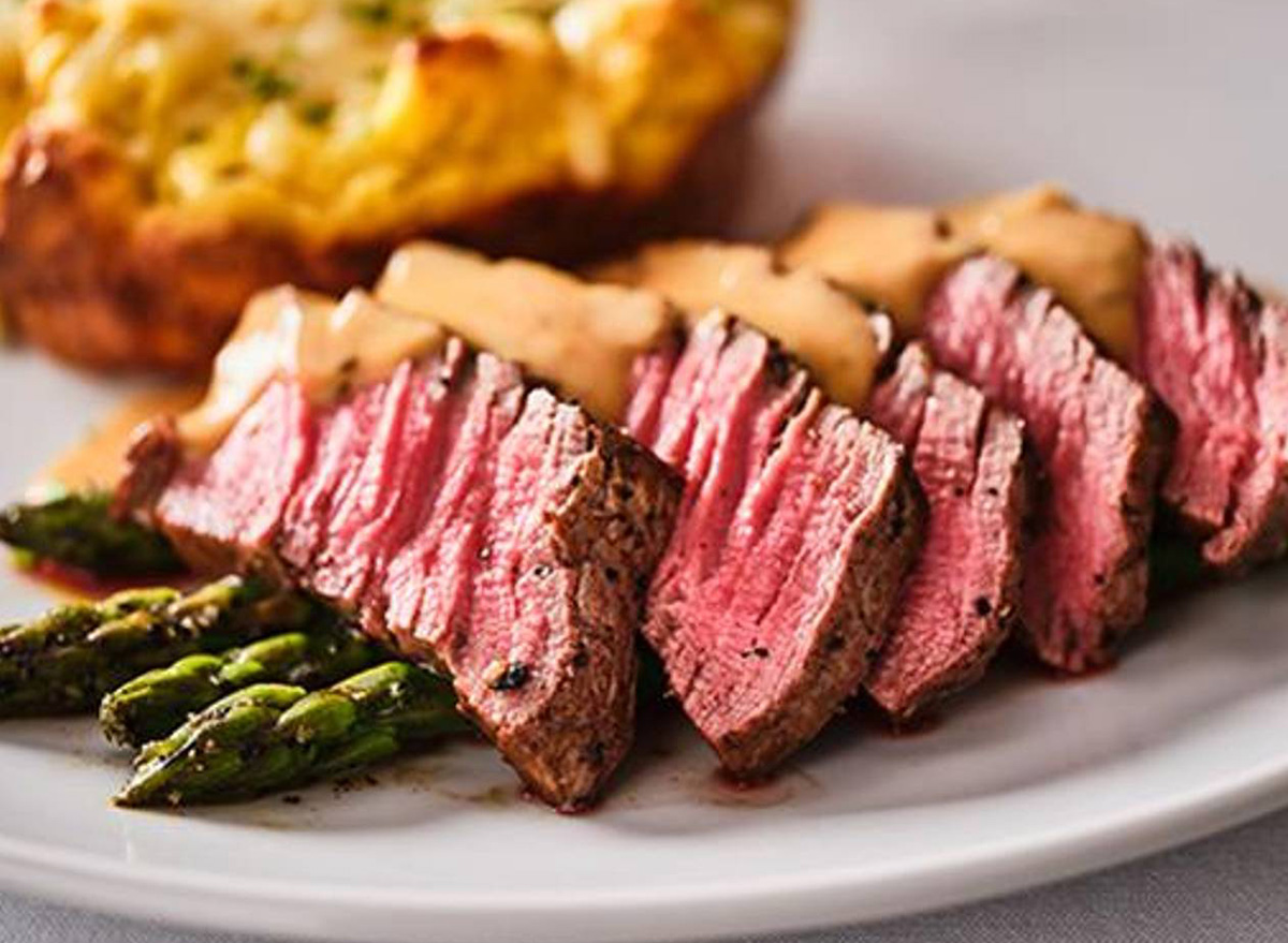 Fleming's Steakhouse Filet Mignon With Asparagus
