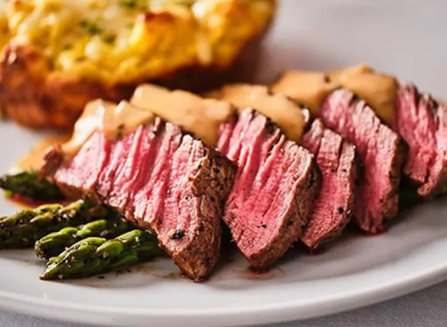 Fleming's Steakhouse Filet Mignon With Asparagus