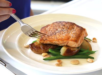 6 Leading Restaurant Chains With the Best “Anti-Inflammatory” Salmon Platters