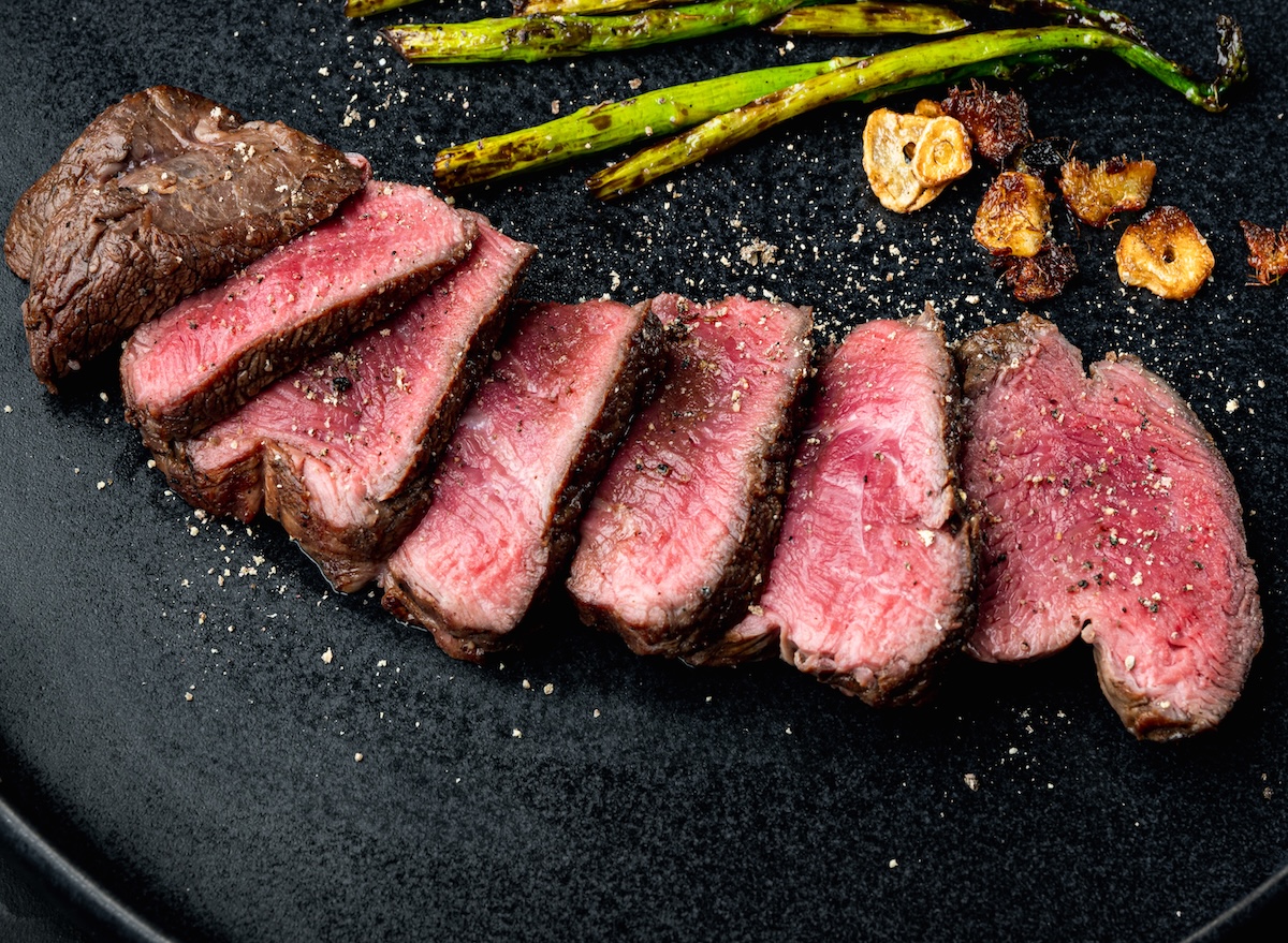 Grilled,Fillet,Mignon,Beef,Steak,Set,,With,Onion,And,Asparagus,