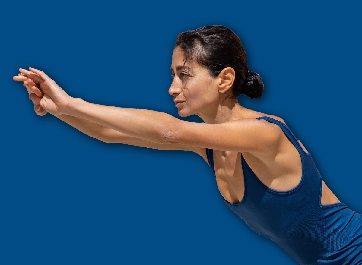 Focused woman in blue fitness outfit performing forward lunge st