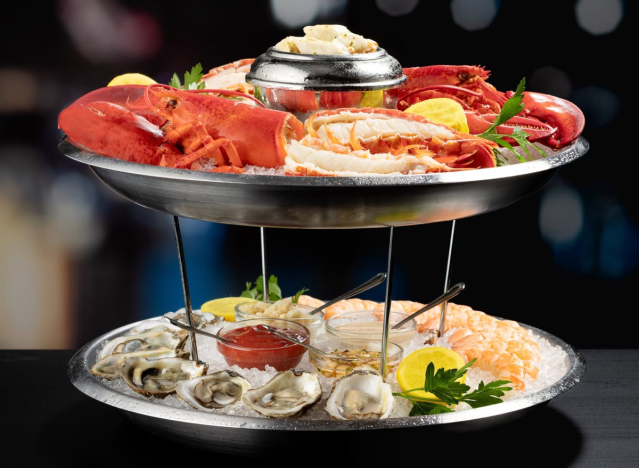 5 Chain Restaurants With the Best Seafood Feasts, According to Diners
