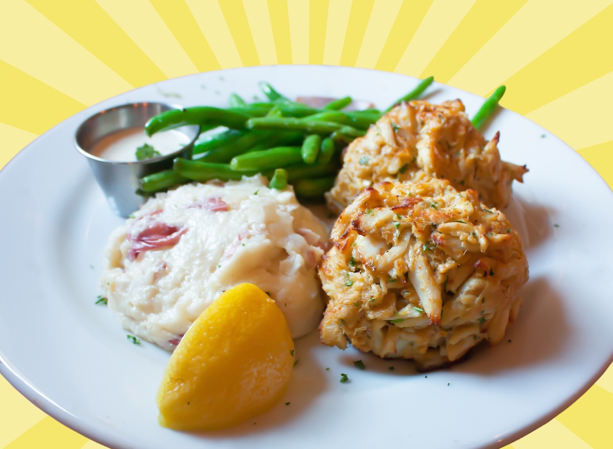 Crab cakes mashed potato green beans
