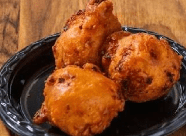 4 Restaurant Chains With the Best Clam Cakes