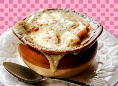 5 Chain Restaurants With the Best French Onion Soup and Warm Bread, According to Diners