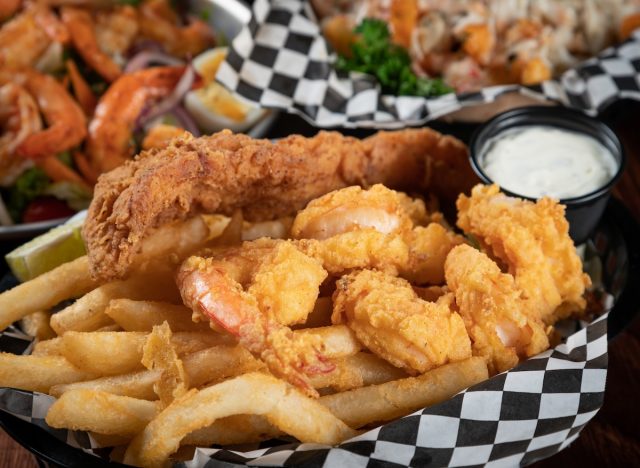 5 Restaurant Chains With the Best Fish and Shrimp Platters, According to Diners