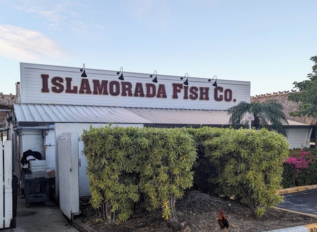 5 Restaurant Chains With the Best Fried Shrimp and Coleslaw, According to Diners