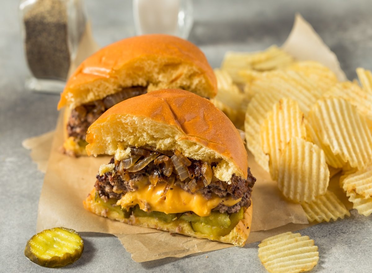 Homemade,Juicy,Lucy,Cheeseburger,With,Cheddar,And,Chips