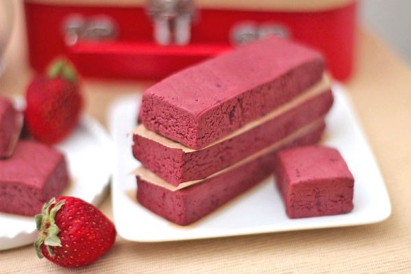 red velvet fudge protein bars