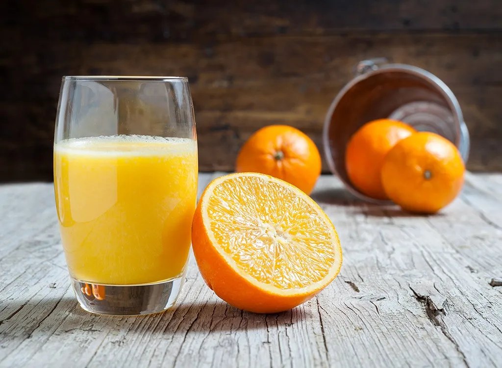 Orange juice with fresh oranges