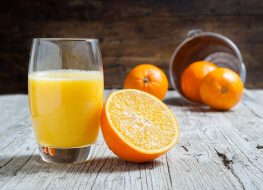 Orange juice with fresh oranges