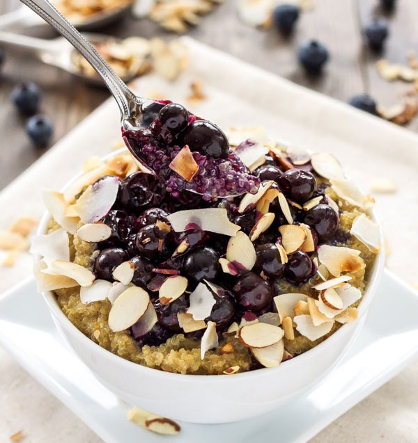 ROASTED BLUEBERRY QUINOA BREAKFAST BOWLS