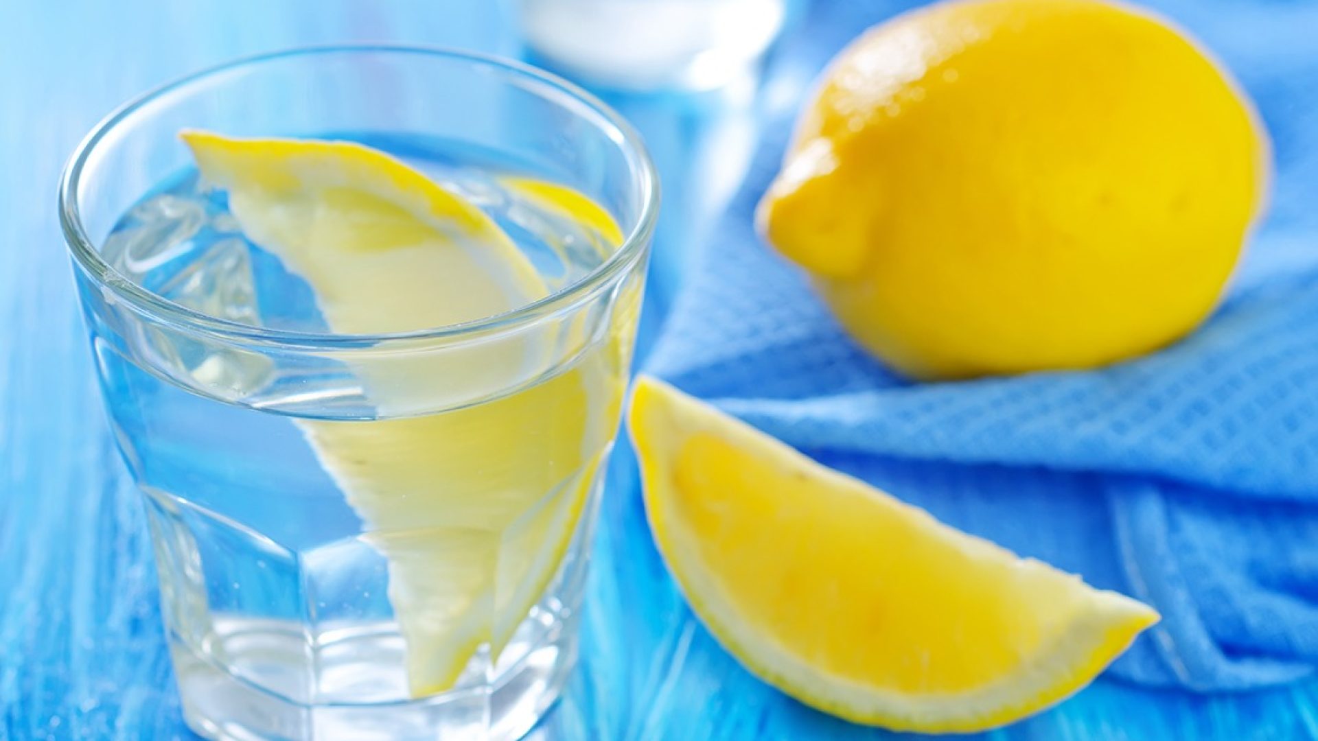 Что делает вода с лимоном