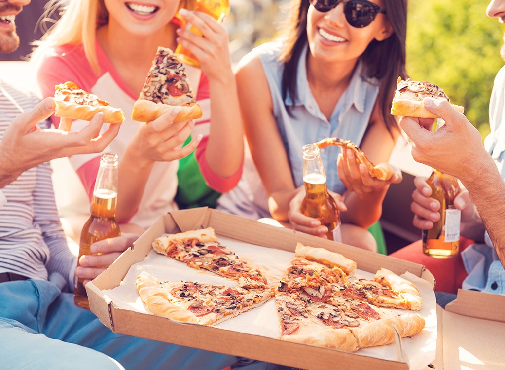 group eating pizza - best cheat meal on cheat day