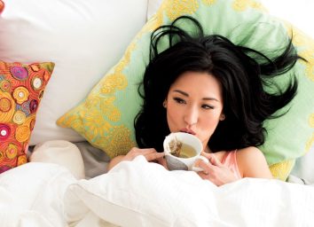Kelly Choi sipping detox tea