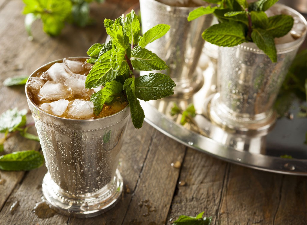 mint julep cocktail in cup