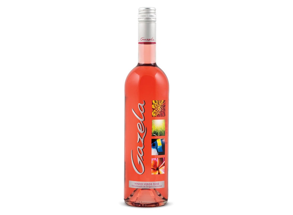 Розовое полусухое португалия. Вино Gazela Vinho Verde Rose, 0.75 л. Vinho Verde Gazela Португалия розовое. Вино casal Mendes Vinho Verde 0.75 л. Gazela вино розовое полусухое.