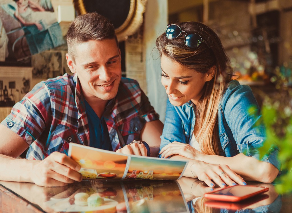 casal sorrindo menu de leitura