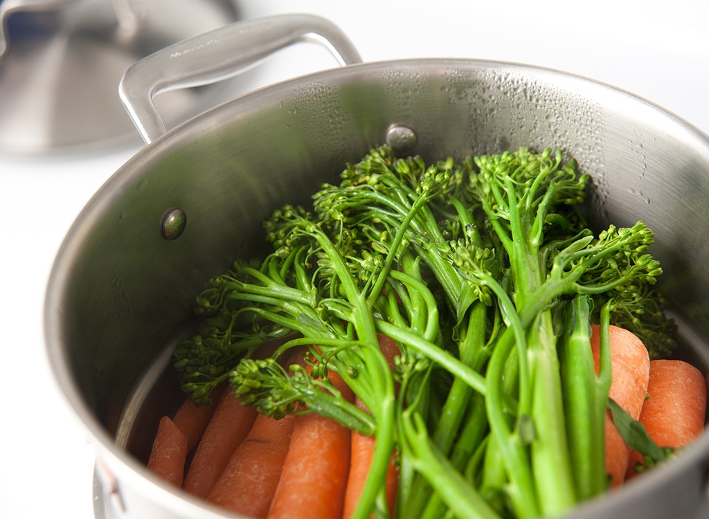 Steaming vegetables