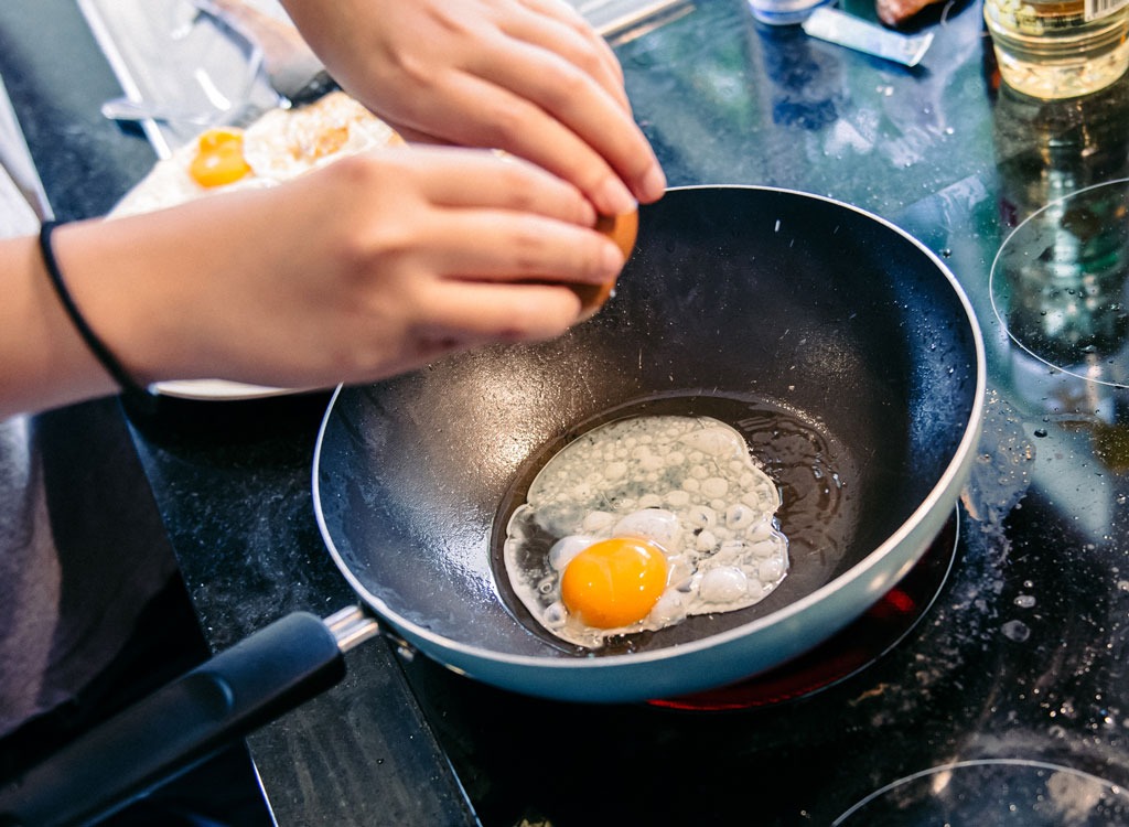 Egg in frying pan - food for hair loss