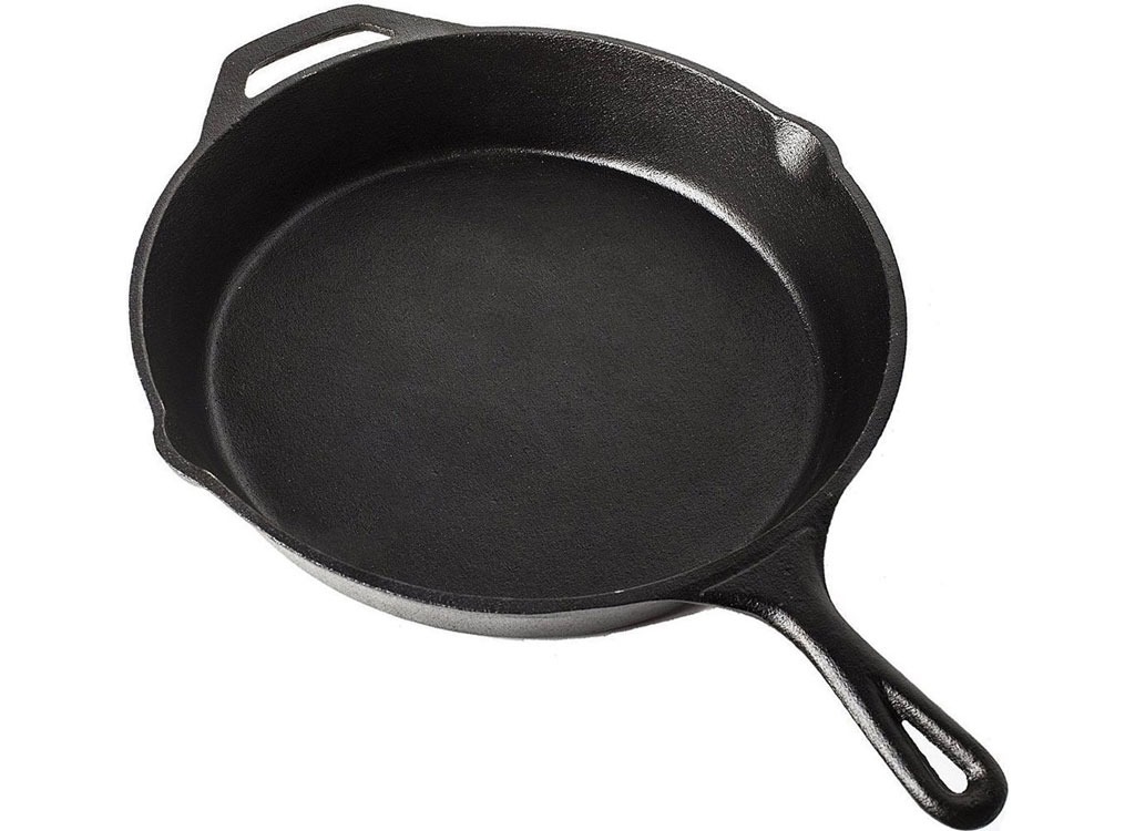 5 Mistakes You Might Be Making With Your Cast Iron Skillet - Farmers'  Almanac - Plan Your Day. Grow Your Life.