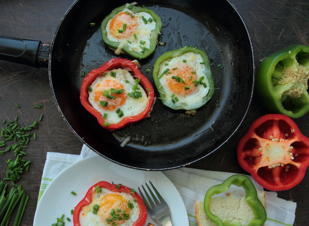Fried eggs with peppers