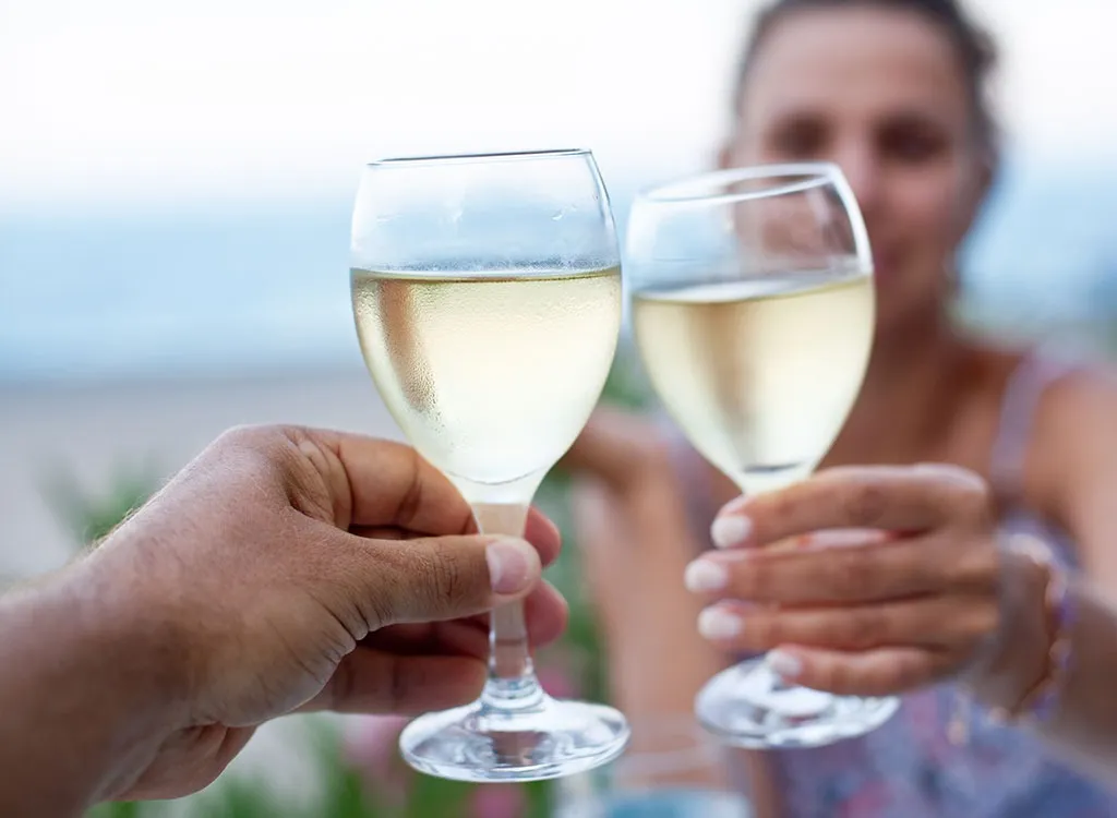 due bicchieri di vino bianco