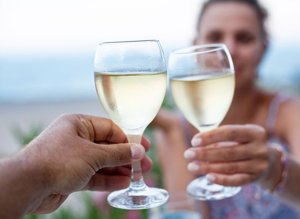 5 Healthy Alcoholic Drinks Diet Experts Order at the Bar