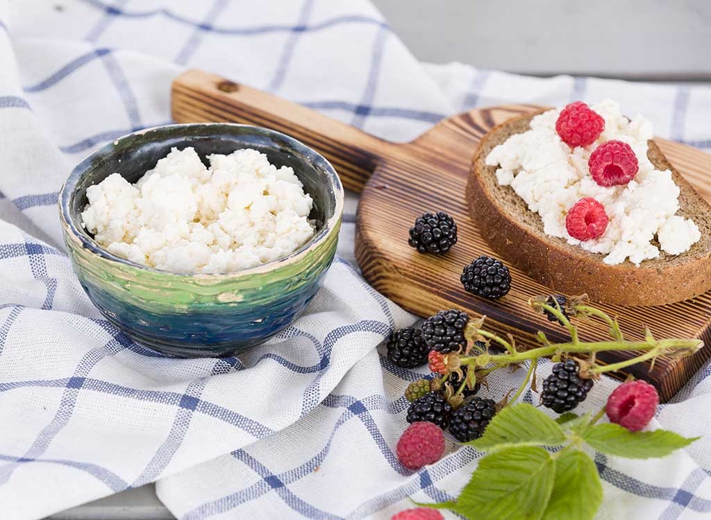 cottage cheese berries bread