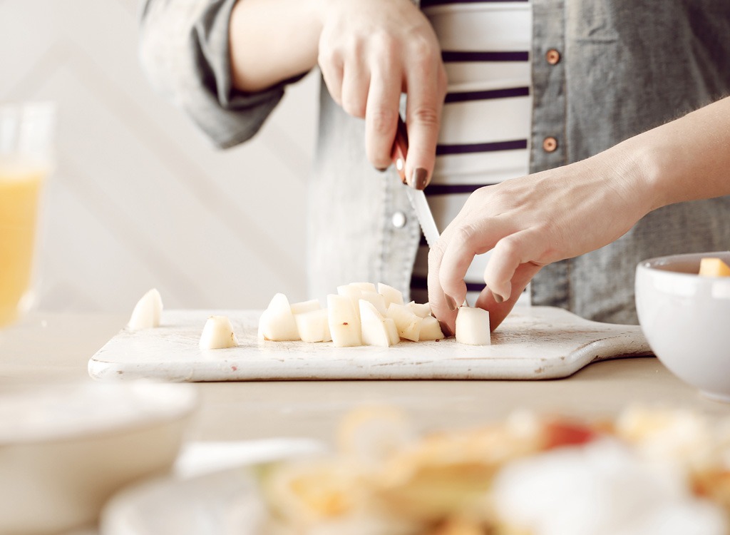 slicing banana