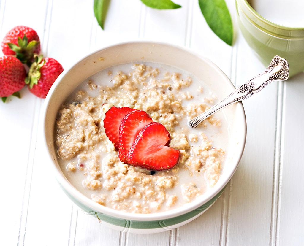 Strawberries in oatmeal bowl - best ways to speed up your metabolism 