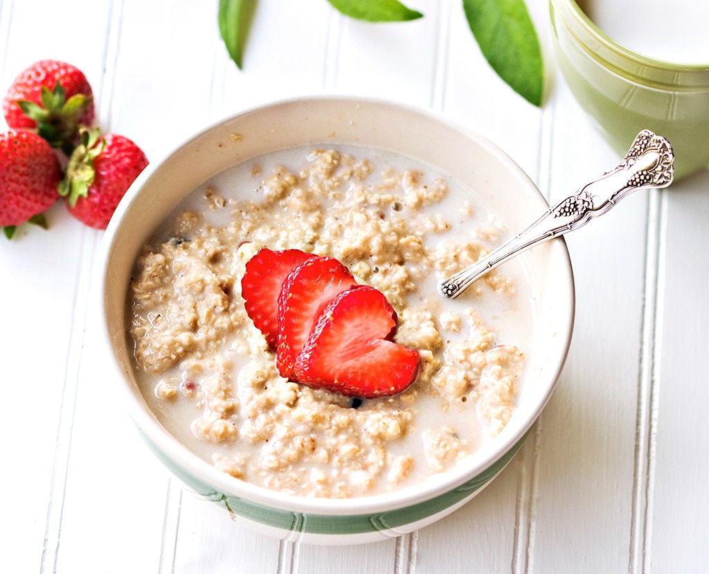 Strawberries in oatmeal bowl - best ways to speed up your metabolism