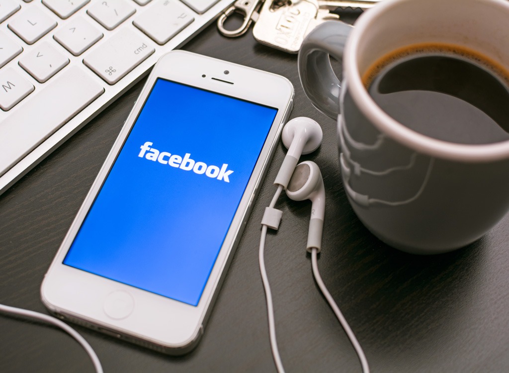 telefono cellulare sulla scrivania accanto a una tazza di caffè