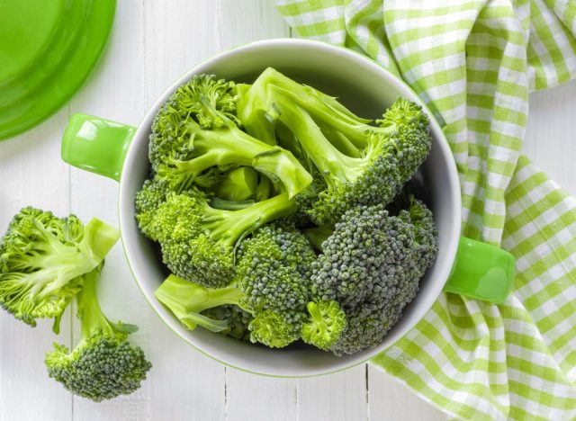 Una ciotola di broccoli