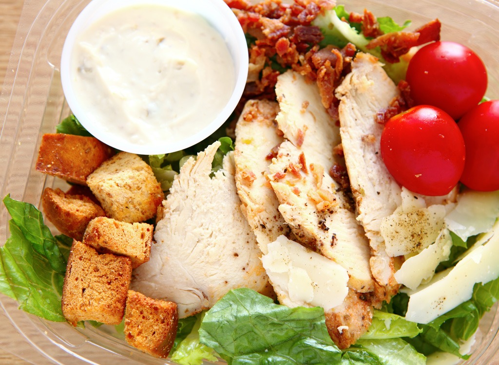 insalata di pollo alla griglia in plastica to-go container