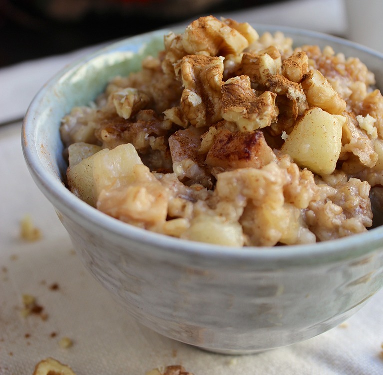 healthy dessert recipes - overnight slow cooker cinnamon apple oatmeal