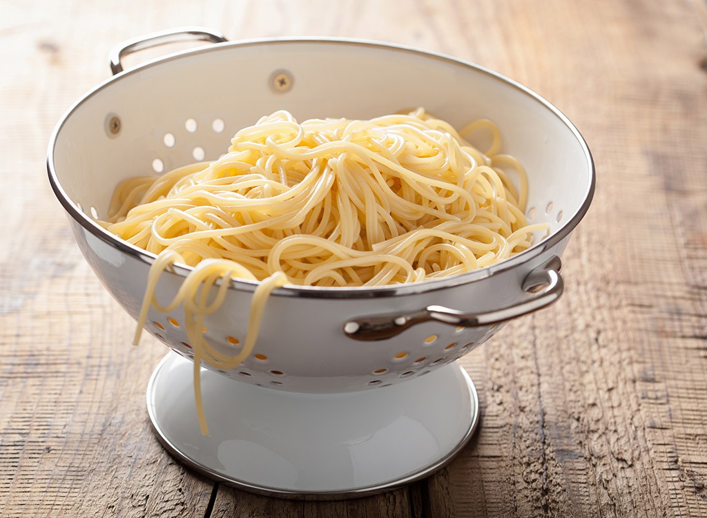 Casserole tips boiled pasta colander