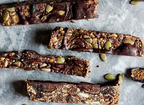 toasted quinoa, dried fig & dark chocolate nut free granola bars