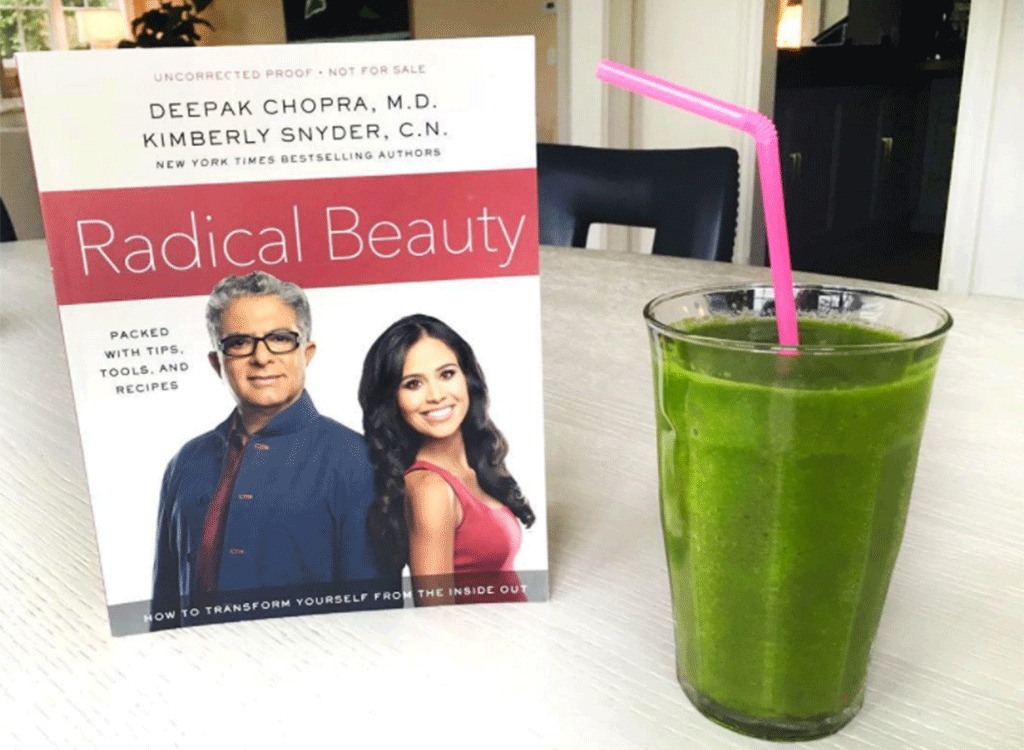 reese witherspoon green smoothie instagram