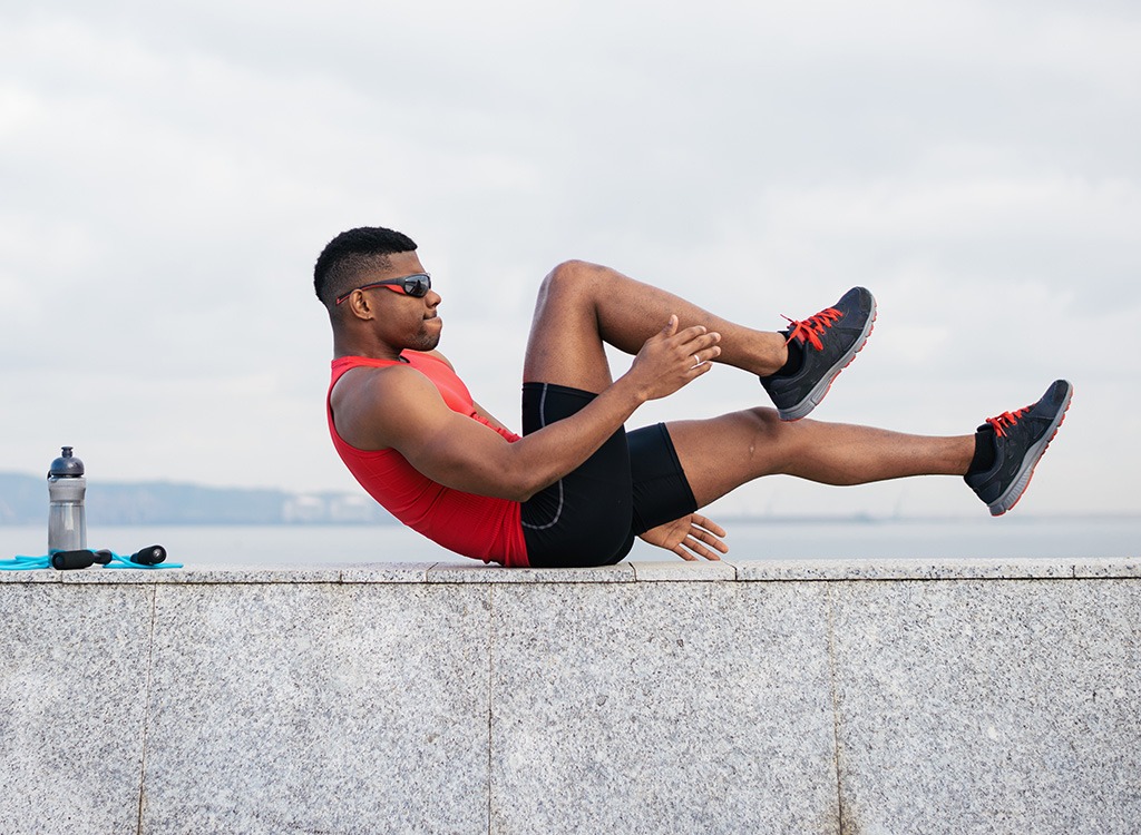 bicycle crunches workout outside