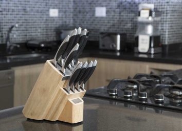 https://www.eatthis.com/wp-content/uploads/sites/4/media/images/ext/646453128/knife-block.jpg?quality=82&strip=all&w=354&h=256&crop=1