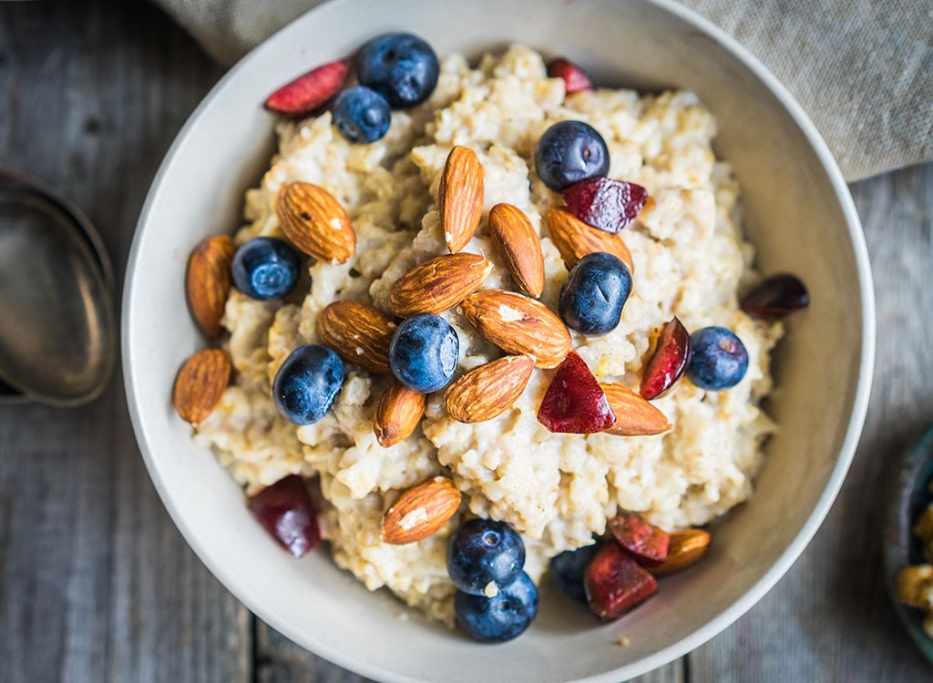 Oatmeal with almonds and berries