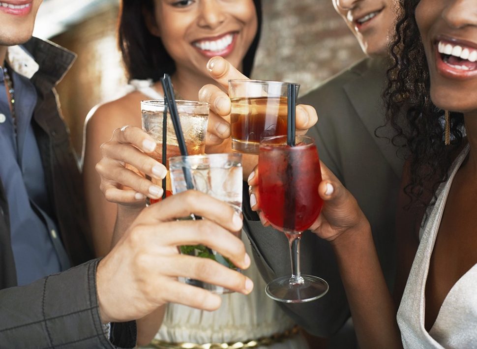 5 Healthy Alcoholic Drinks Diet Experts Order at the Bar