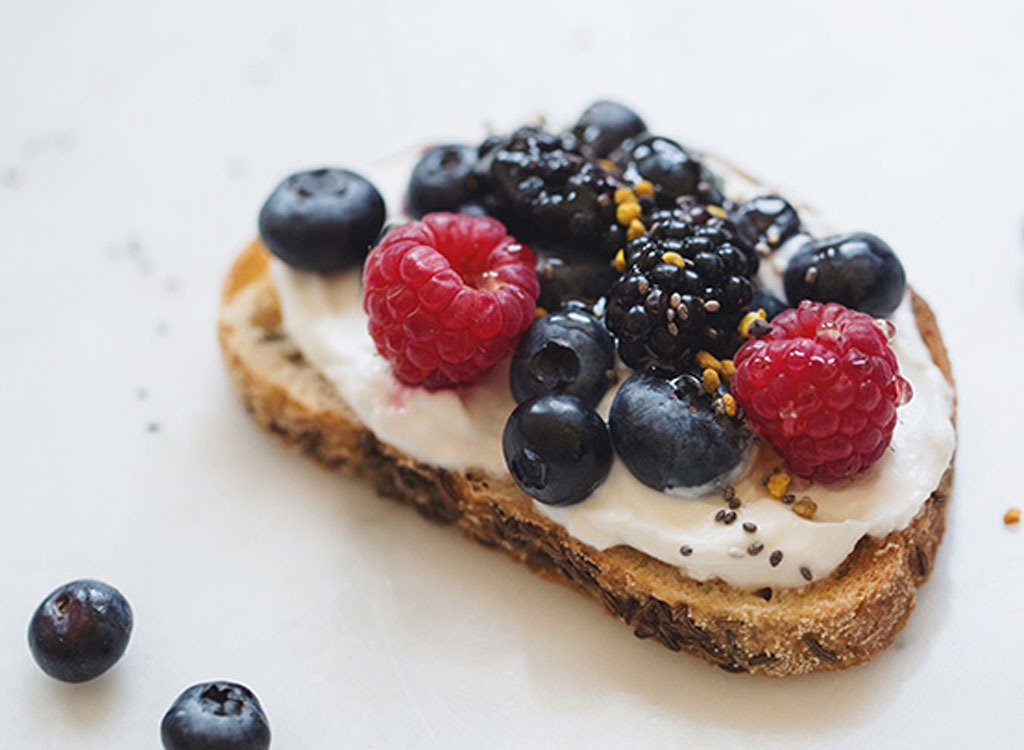 berry yogurt toast