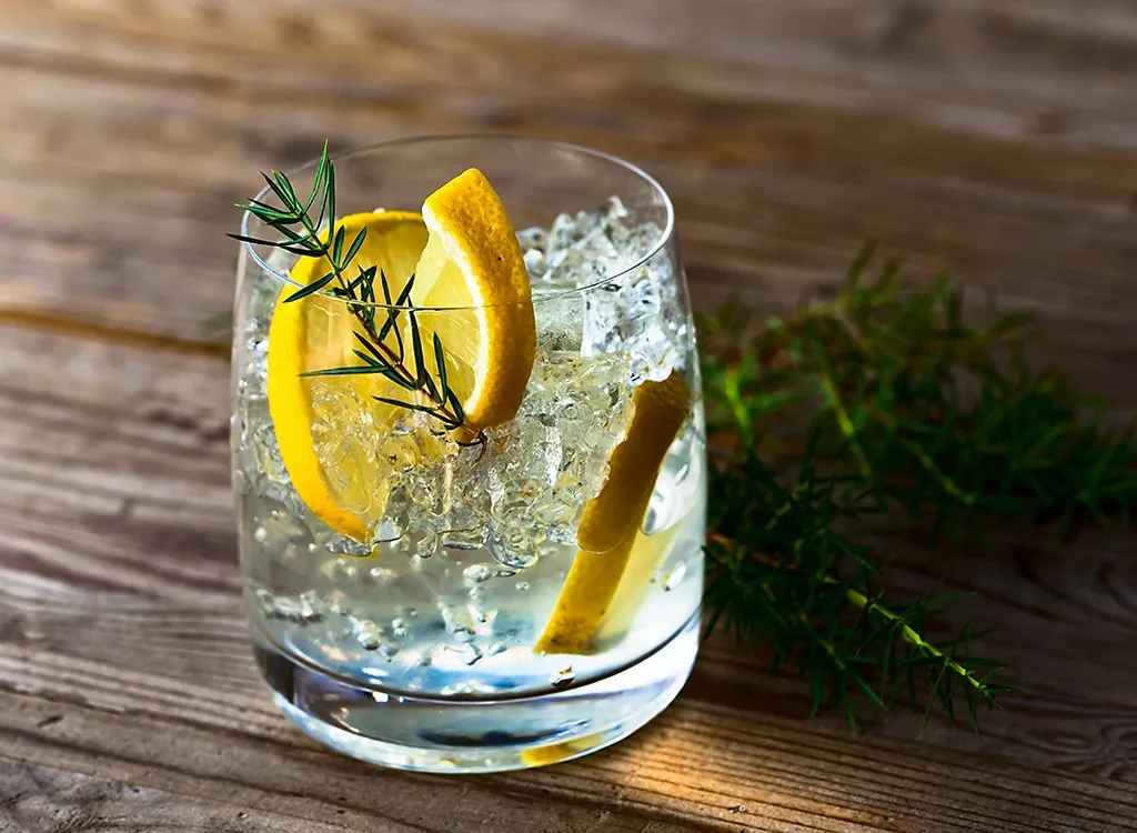 5 Healthy Alcoholic Drinks Diet Experts Order at the Bar