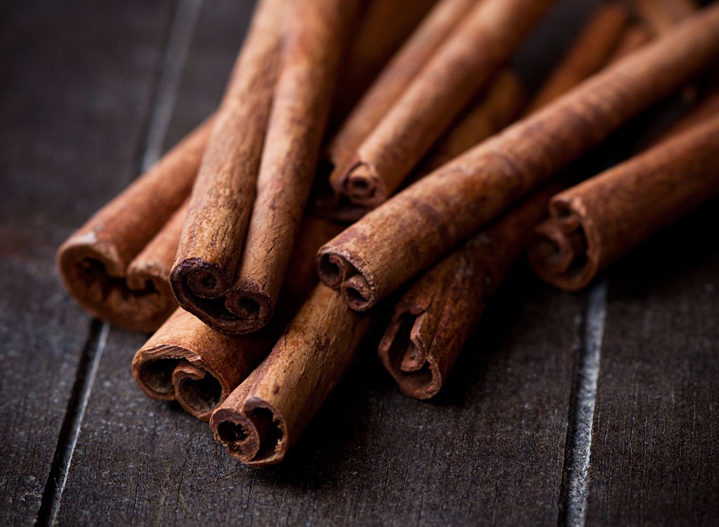 pile of cinnamon sticks