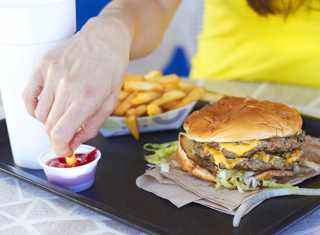 woman eating fast food